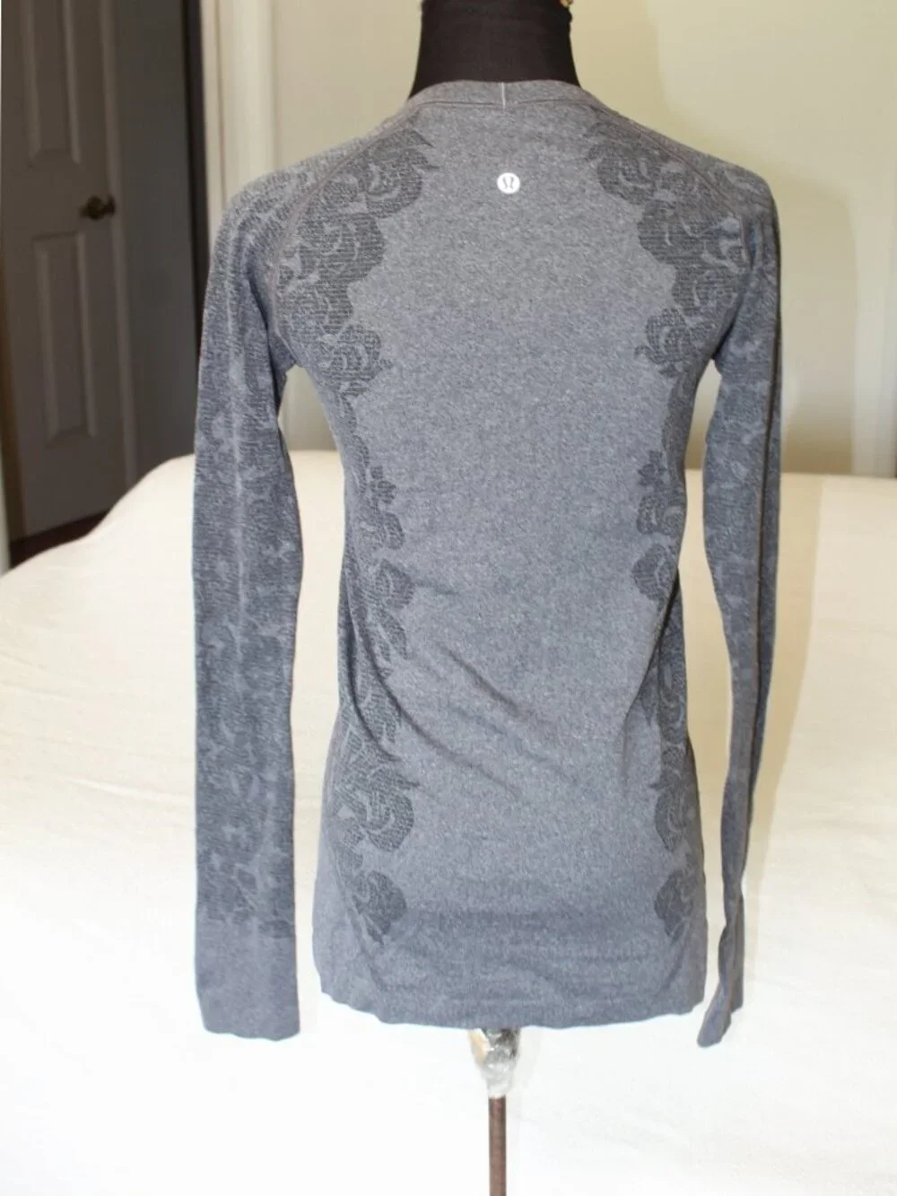 Lululemon Swiftly Tech Long Sleeve Crew Heathered Black Size 8 Sporty Gym Casual